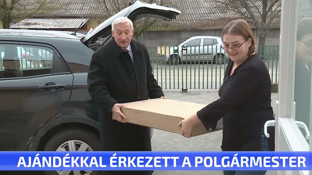 Ajándékkal érkezett a polgármester