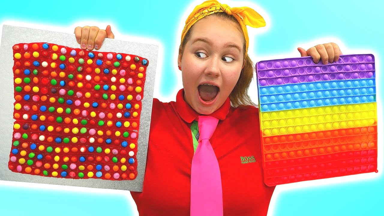 Ruby and Bonnie Pretend Play Pop It Toys In School
