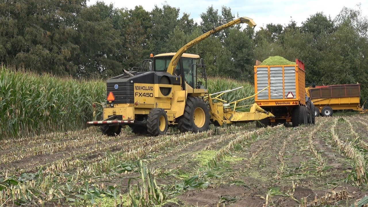 Mts Kroese aan het mais hakselen in Hulsen met New Holland FX en John Deere trekkers (2020)