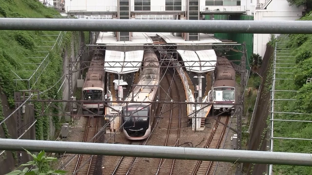 平日日中の東急田園都市線鷺沼駅（字幕入り）