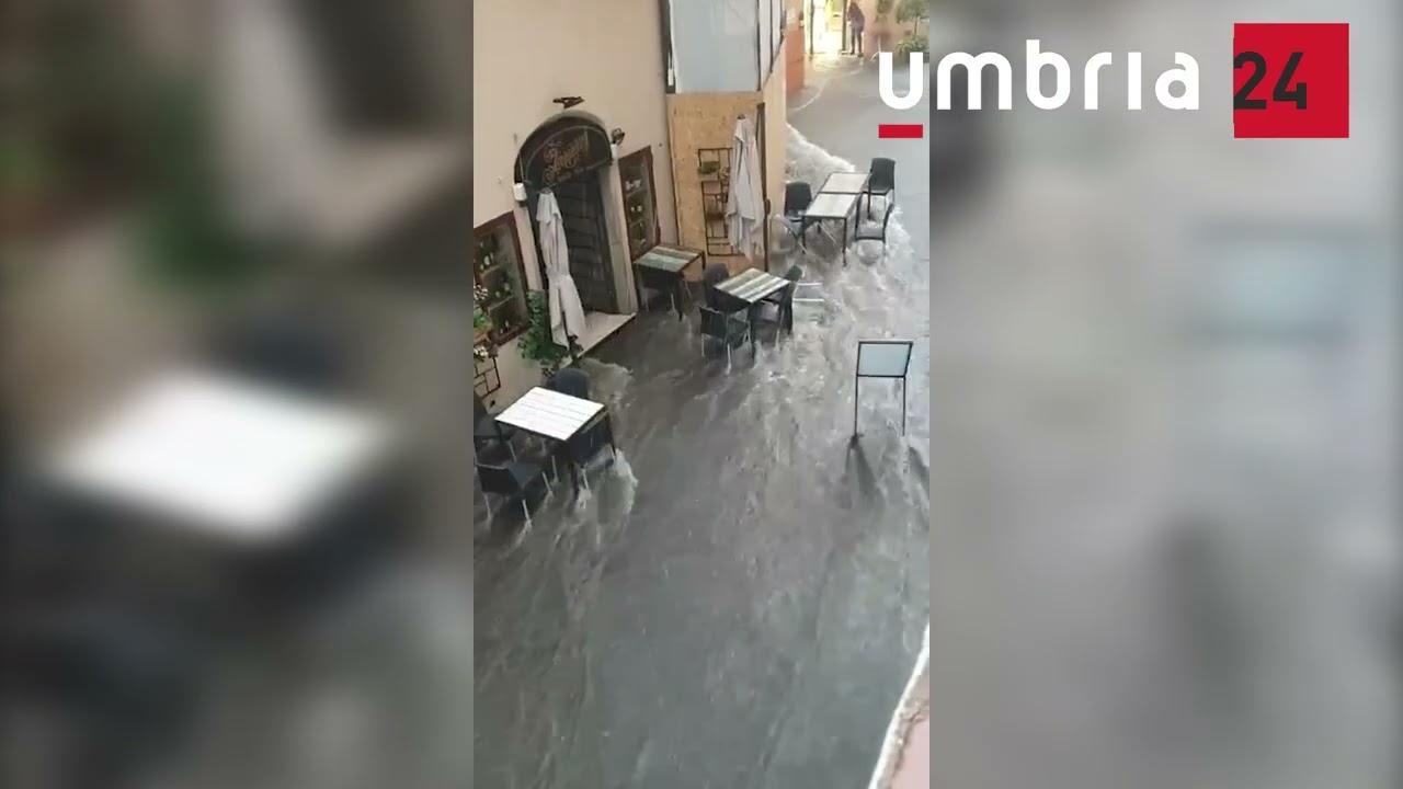 Maltempo a Spoleto, negozi allagati dal fiume d'acqua che attraversa il centro