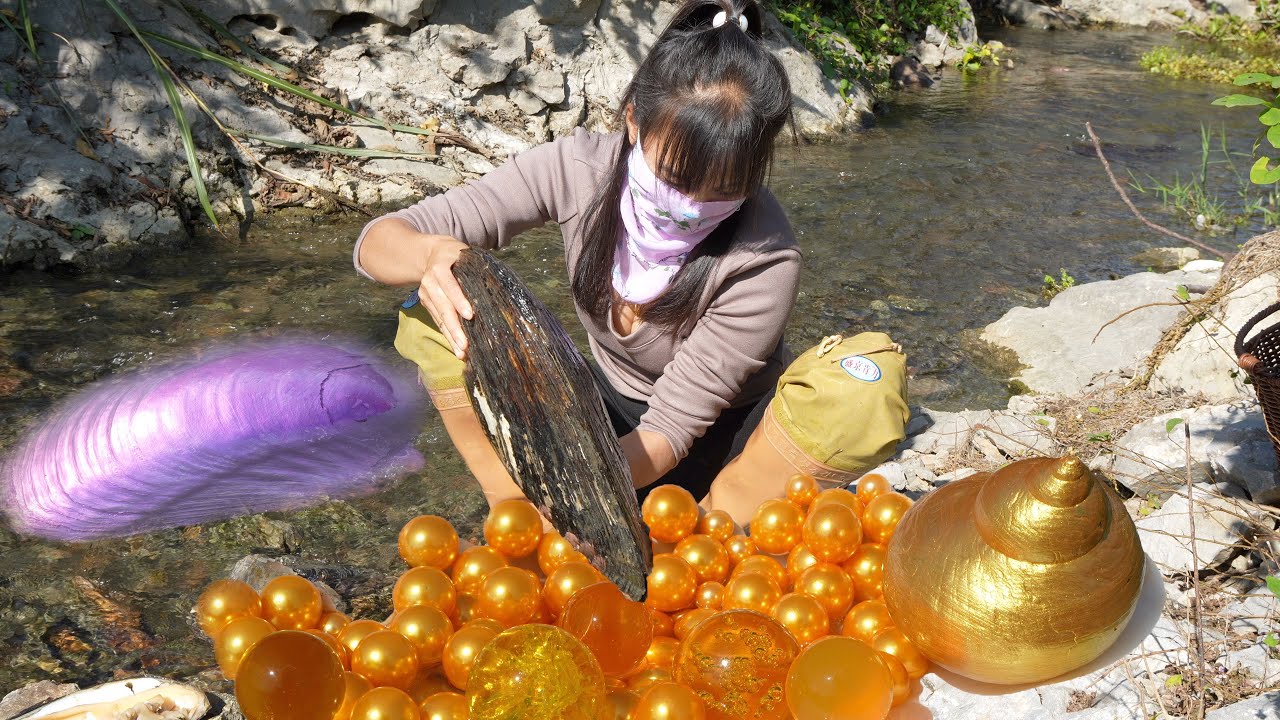 🎁😲 Luck’s Sweet Surprise: Young Explorer Stumbles Upon Glittering Riches in a Monster Clam