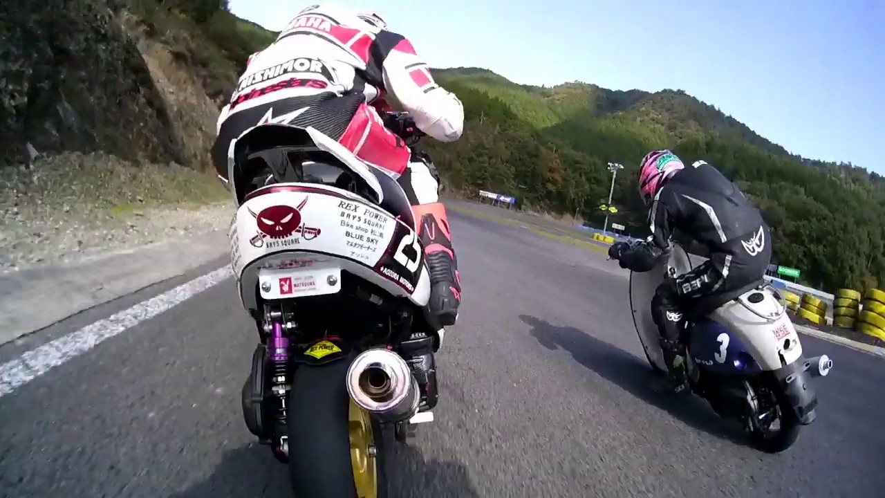 スクーターレース（トップ集団のバトル）