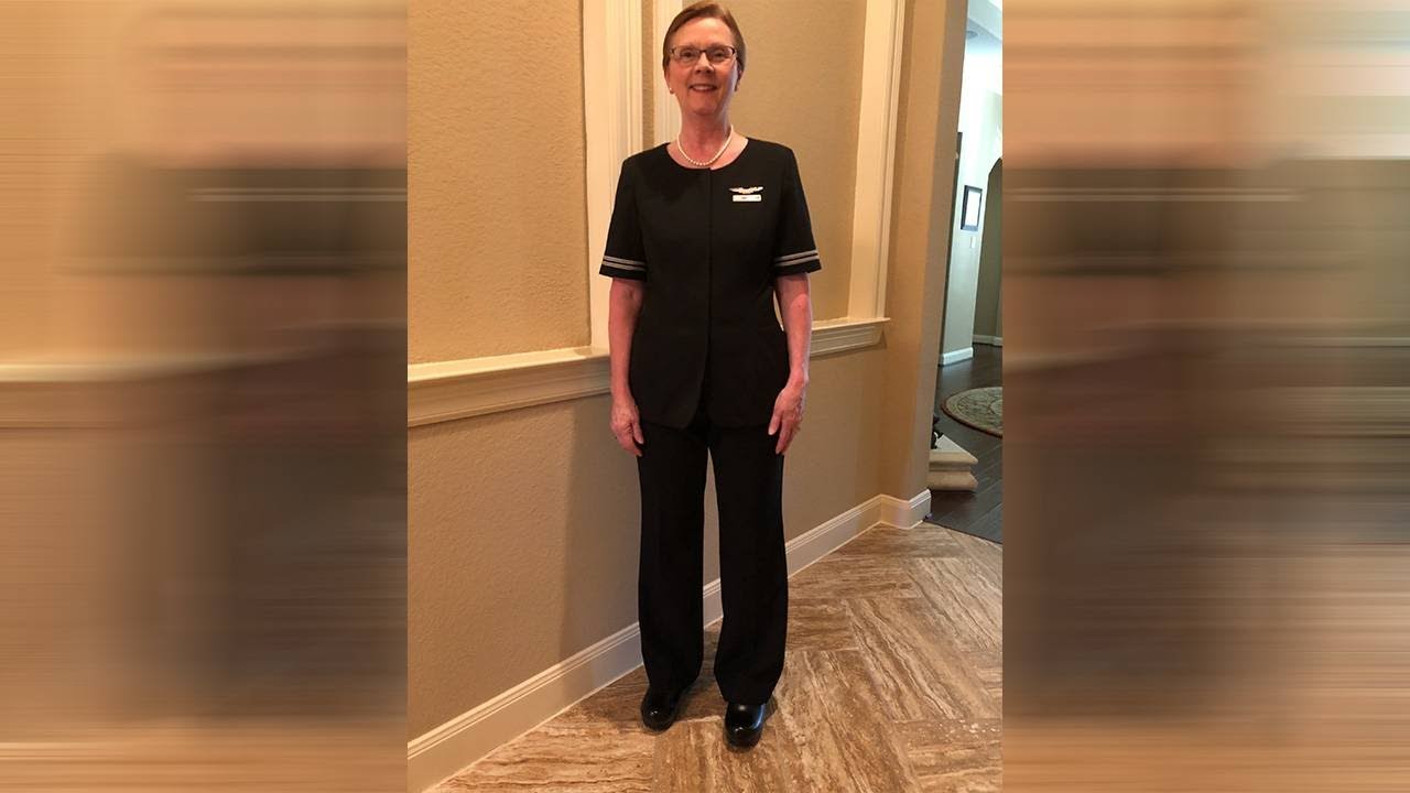 Flight attendant sues United over clogs