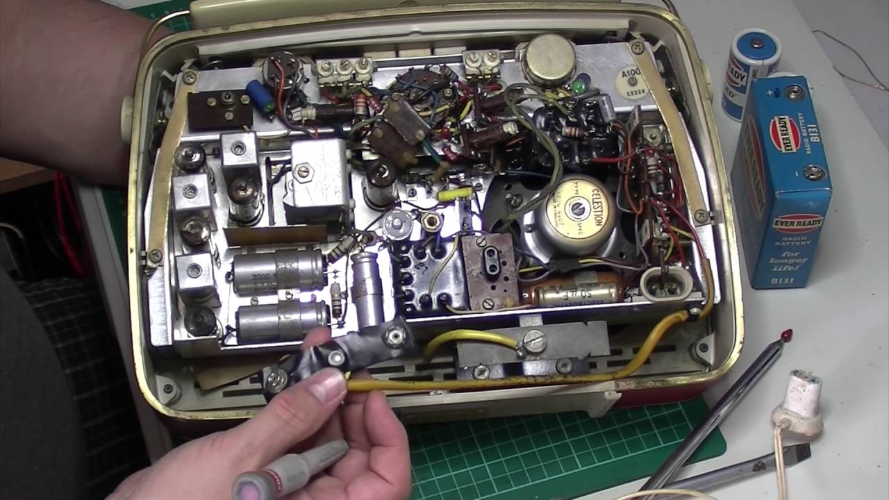 Bush EBM60 valve portable radio Part 1: First look and close ups of chassis