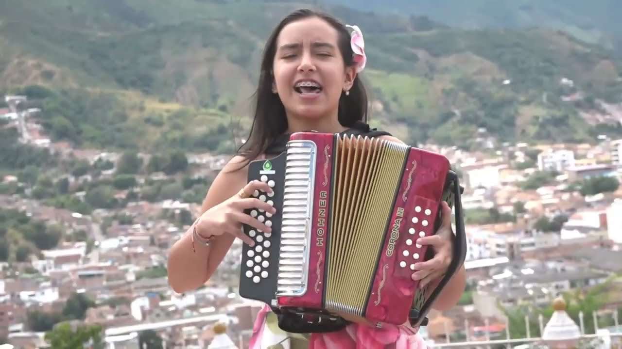 Isabel Sofia Picón la Joven Juglaresa vallenata (Toca acordeon, compone y canta)