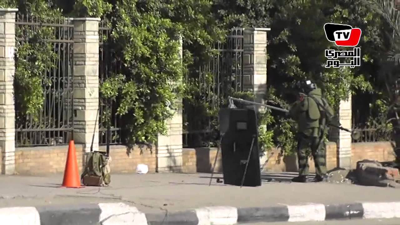 لحظة تفكيك عبوة ناسفة في محيط جامعة القاهرة