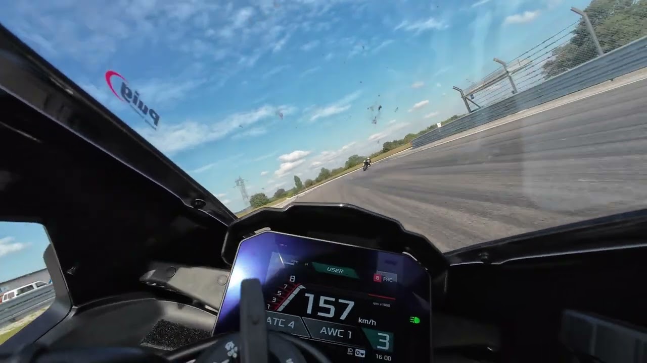 RSV4 factory 2022 chasing ZX10R 2016 du Vieux Activbike Dijon Prenois 21/09/2024