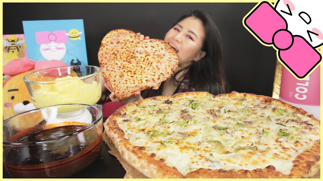 CHEESY PHILLY CHEESESTEAK PIZZA + SPICY FIRE & GARLIC DIPPING SAUCE l MUKBANG
