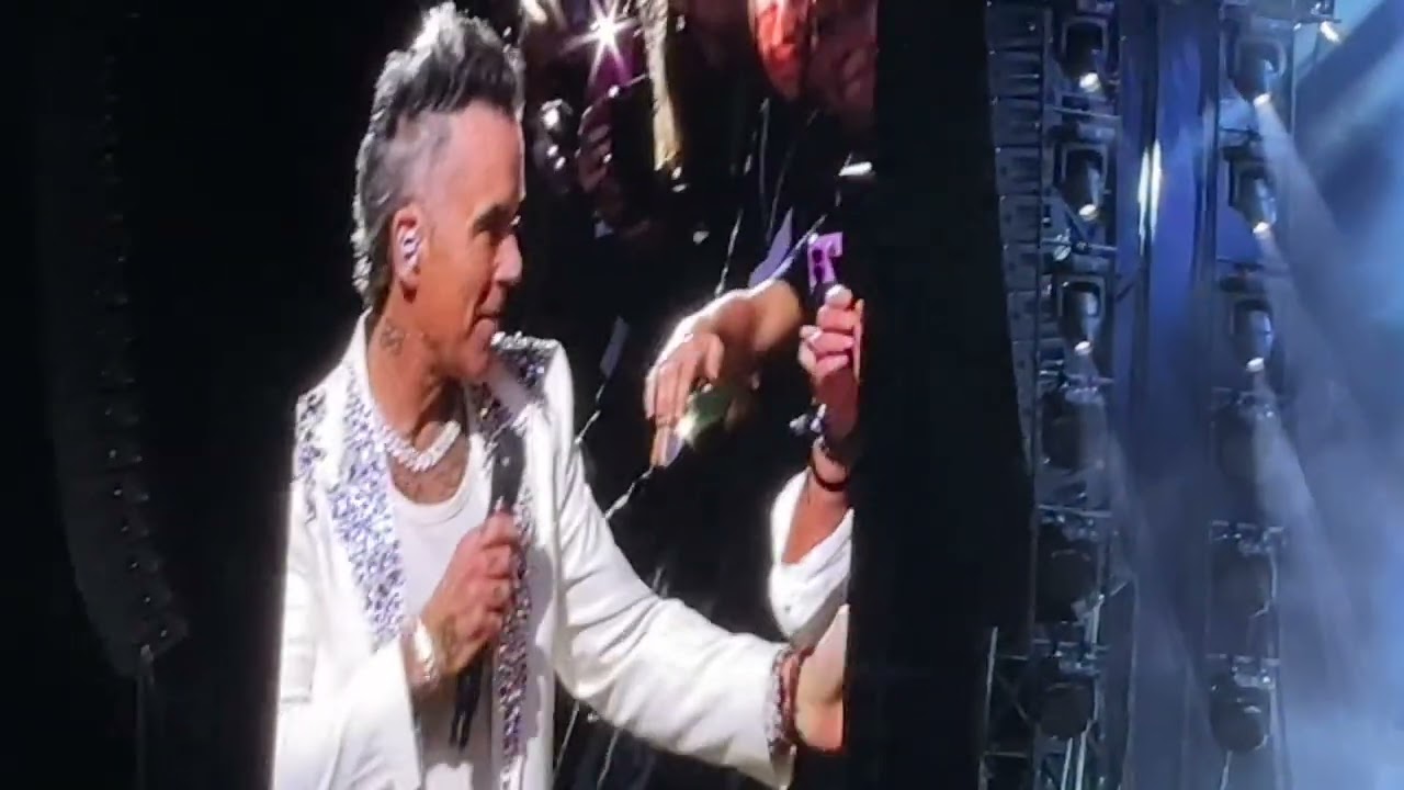 Vid6  - Robbie Williams Angels LIVE @ComeTogether Newcastle (Town Moor) 20 Aug 2025