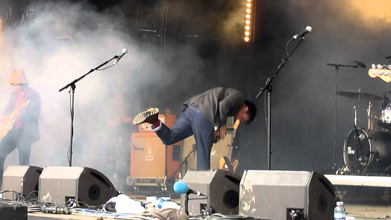 Graham Coxon performing 