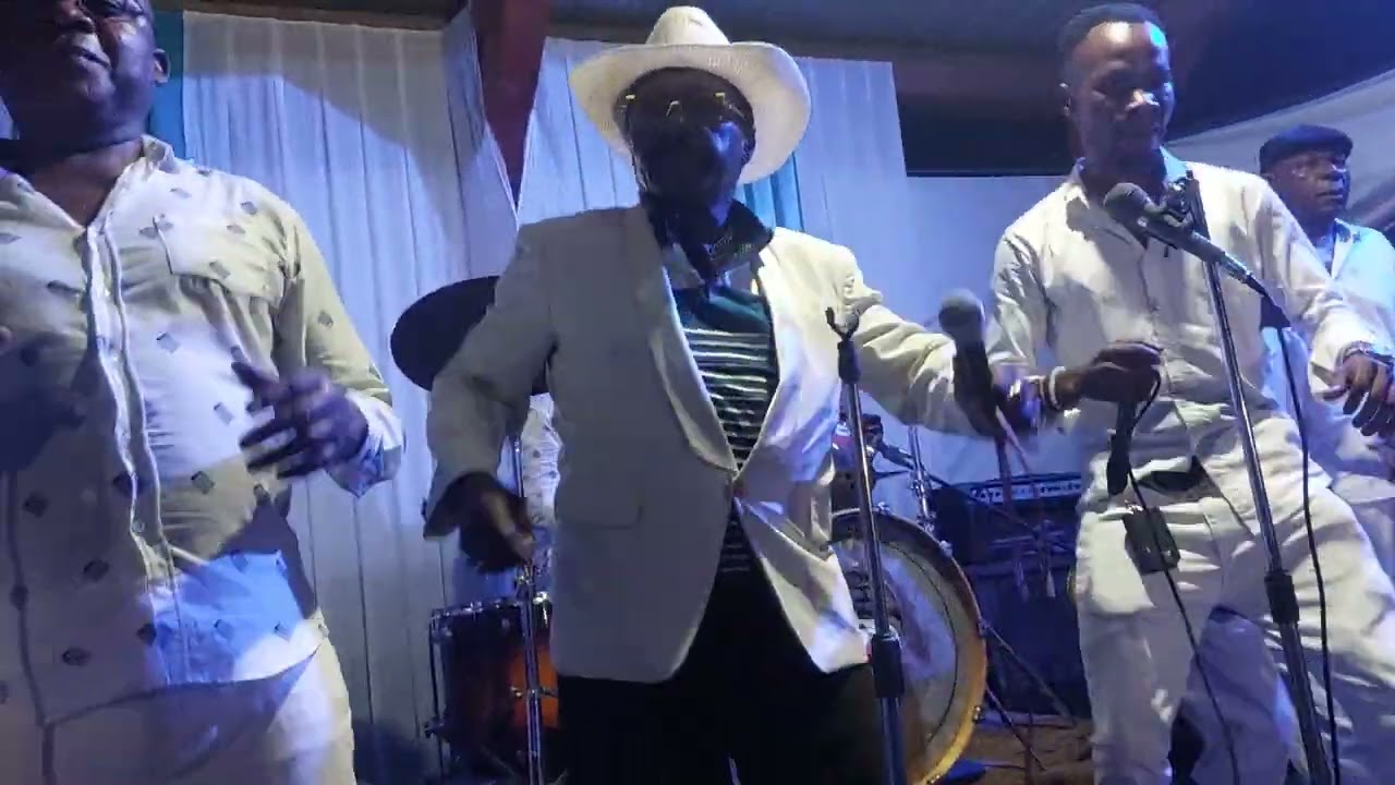 Benno Villa Anthony akiimba wimbo wa 