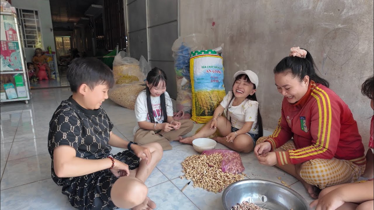 Cười Xỉu M&agrave;n Uống Nước Dừa Của Ut mini V&agrave; Trải Nghiệm Cạo Hạt Điều C&ugrave;ng Chị 6