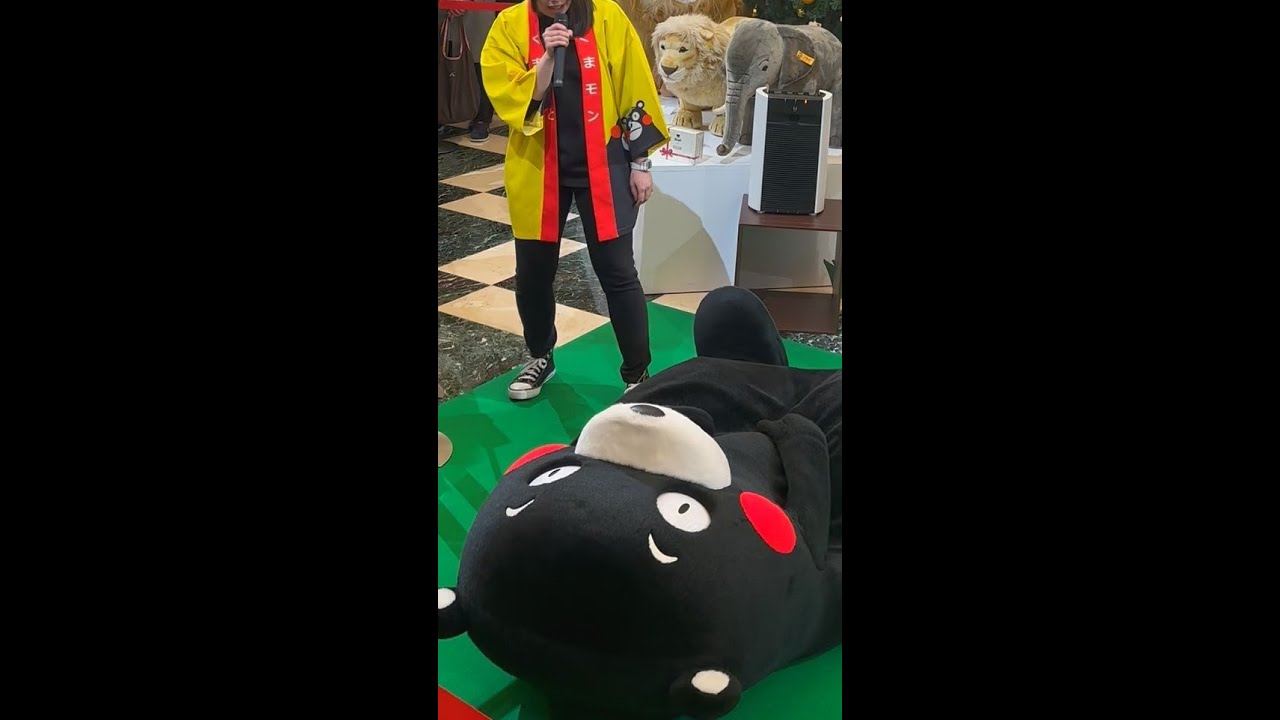 がんばっておなかをひっこめる くまモン in 大シュタイフ展 2025
