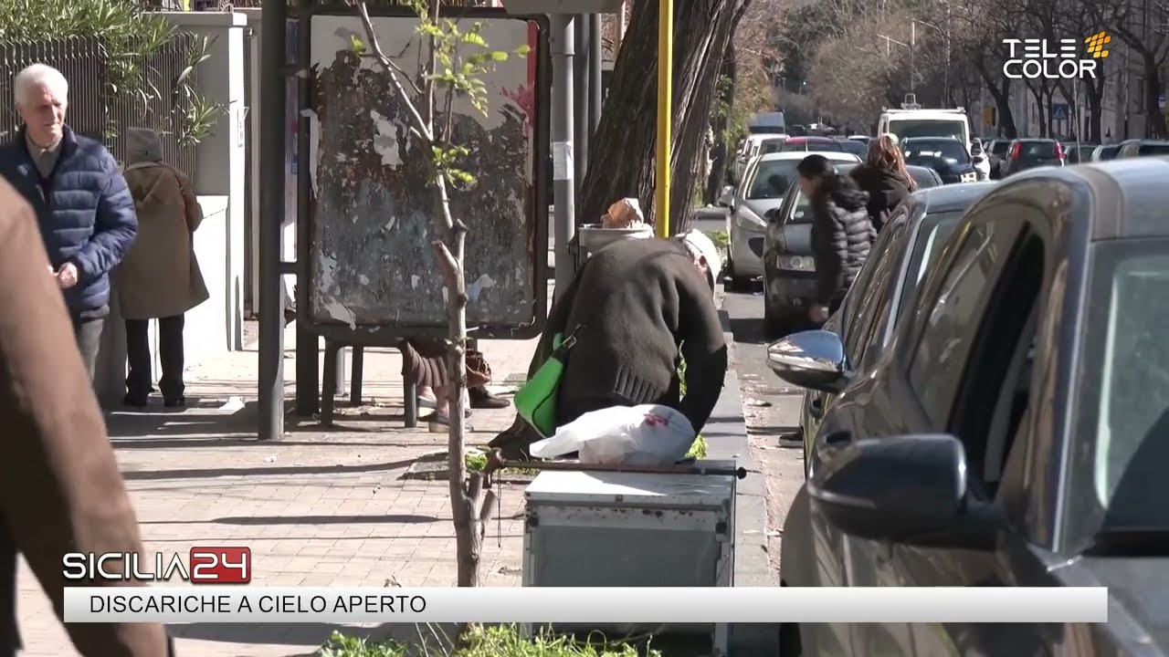 Catania: divani, frigo e sanitari in strada