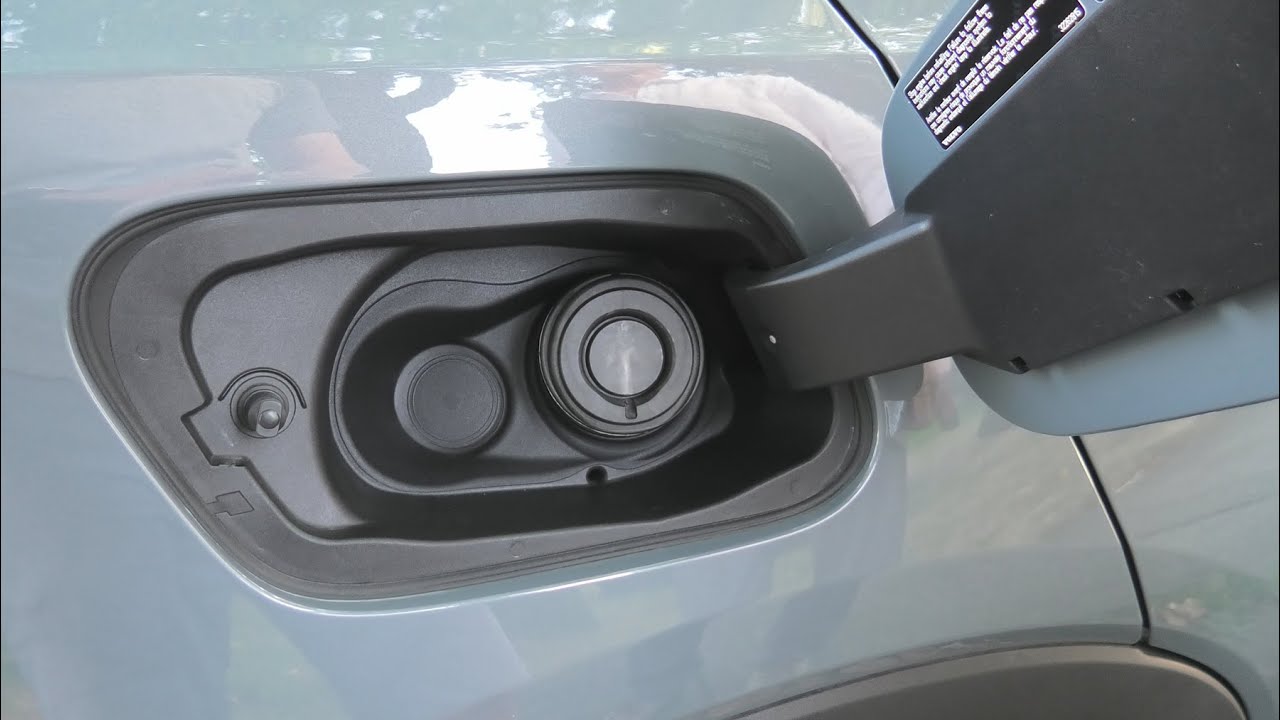 Volvo XC40 (2019-2025): как открыть крышку бензобака?
