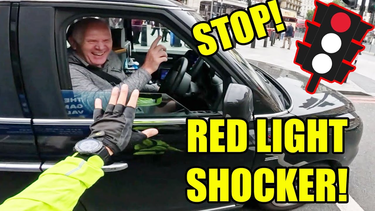 Шутки на красный свет: велосипедист против таксиста 😂