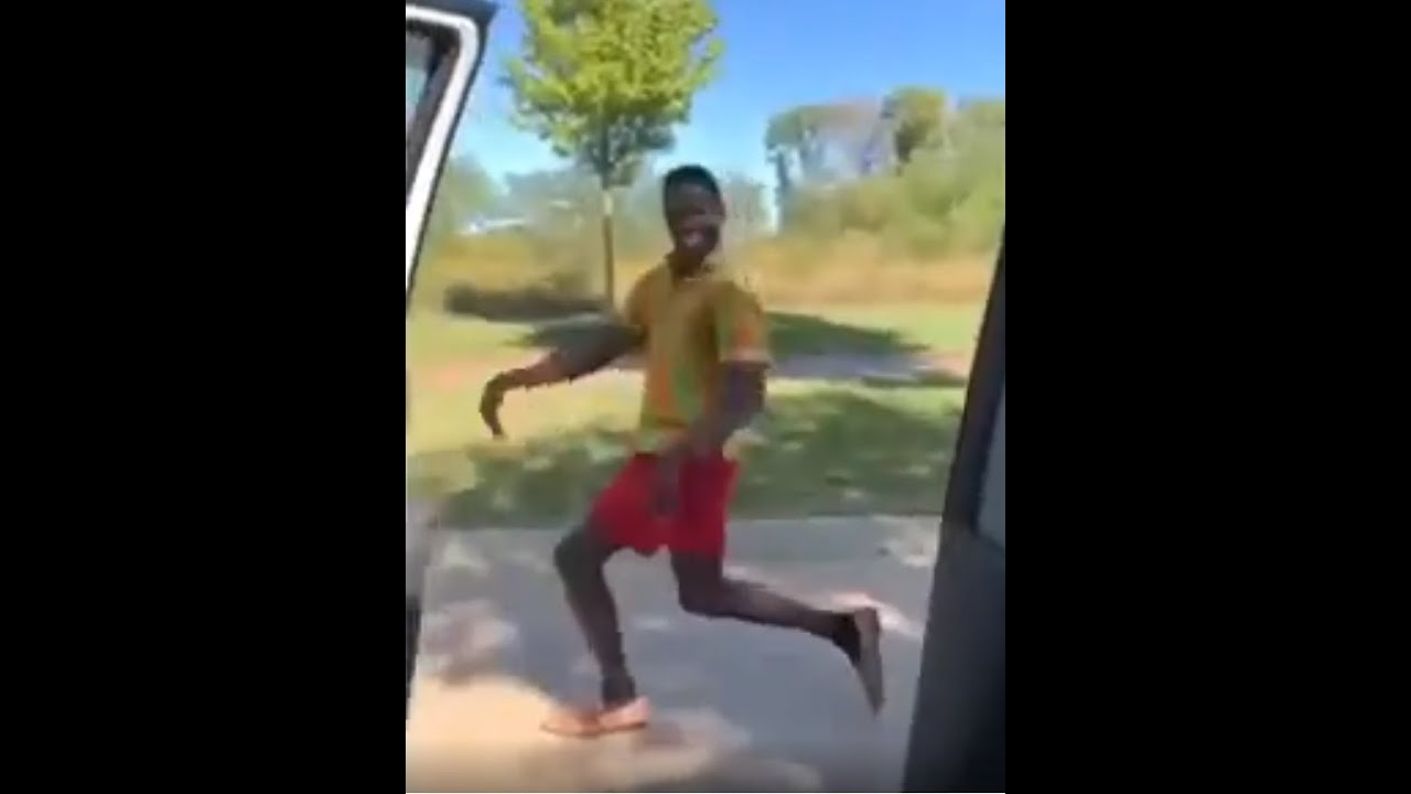 KIKI CHALLENGE Negro bailando en el coche - Turn up mufasa (it's Friday) push the feeling on