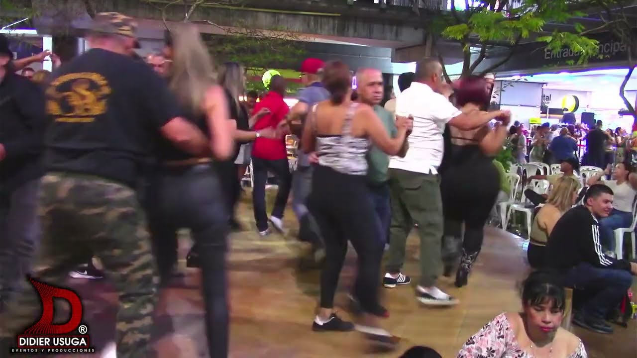 TARDE DE PORROS Y CUMBIAS CON JUANJO USUGA EN BOSQUE PLAZA