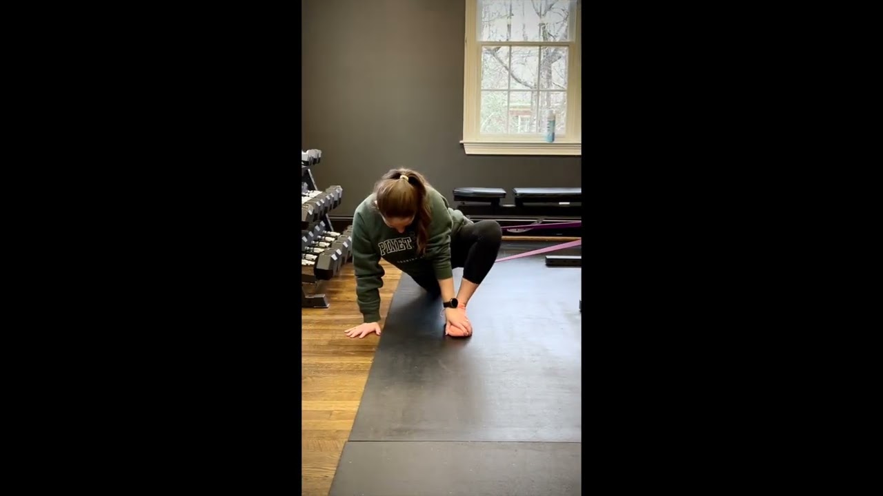 Runner stretch with band
