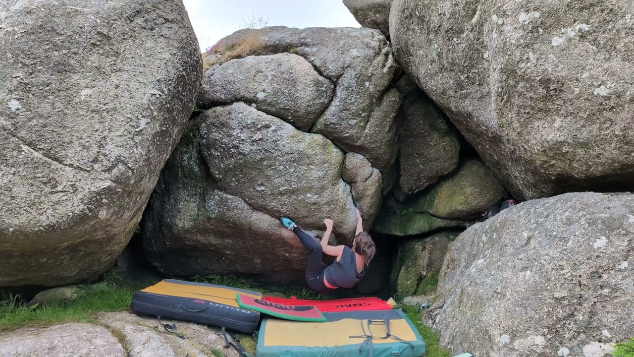 Hard Candy (f6C+) - Bell Tor, Dartmoor Bouldering
