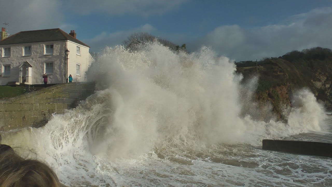 Storm 2014 - large waves pummel Cornwall