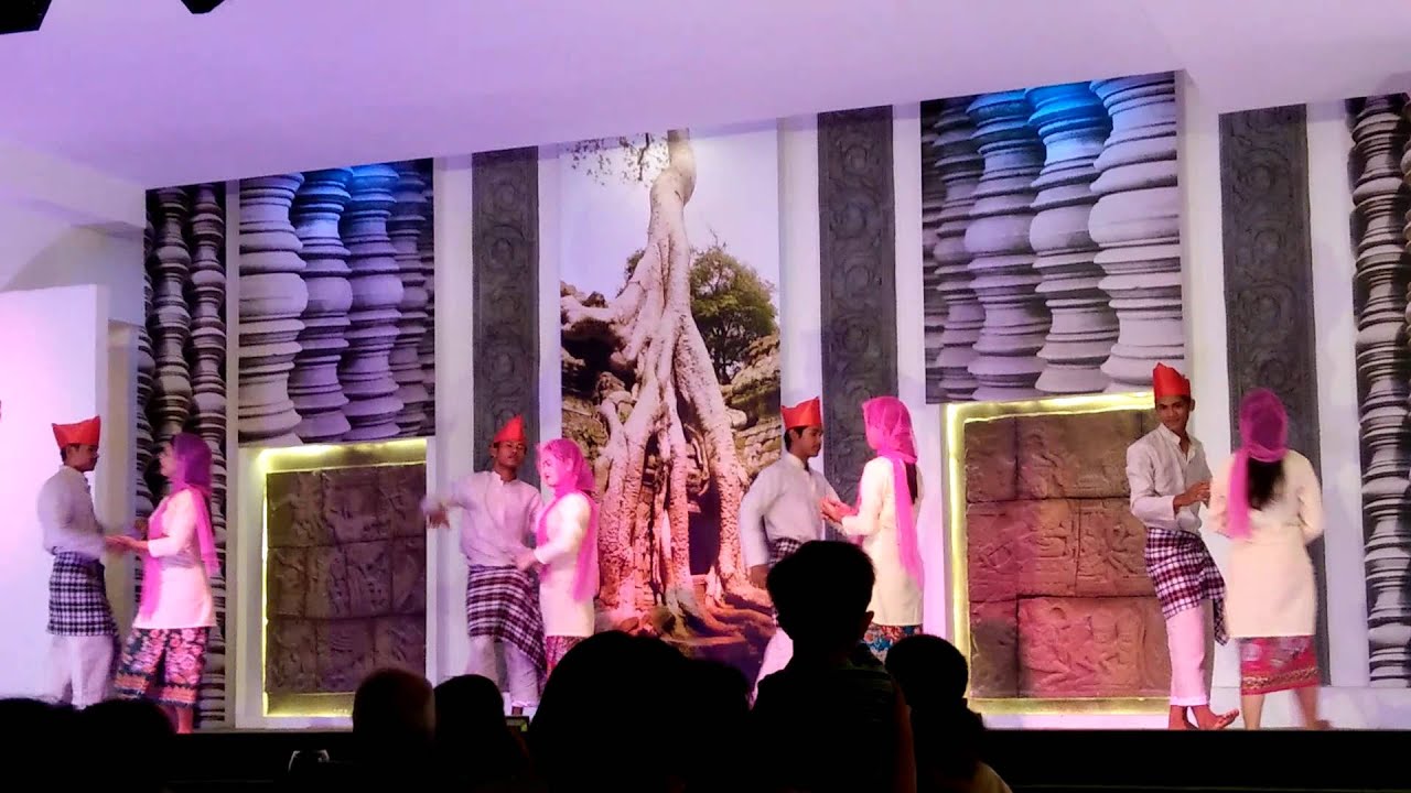 Dancing khmer muslims at Chaktumuk buffet Siem Rea