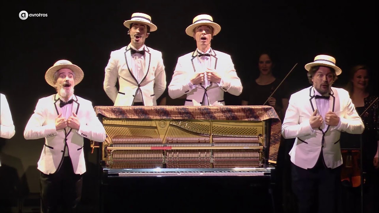De Wëreldbänd zingt 'Als je voor een dubbeltje geboren bent' |  Gala 100 jaar Wim Sonneveld