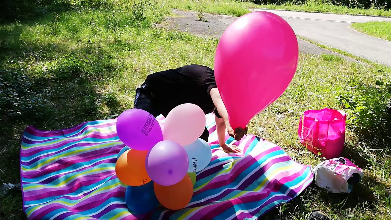 Spa&szlig; mit Luftballons auf der wiese