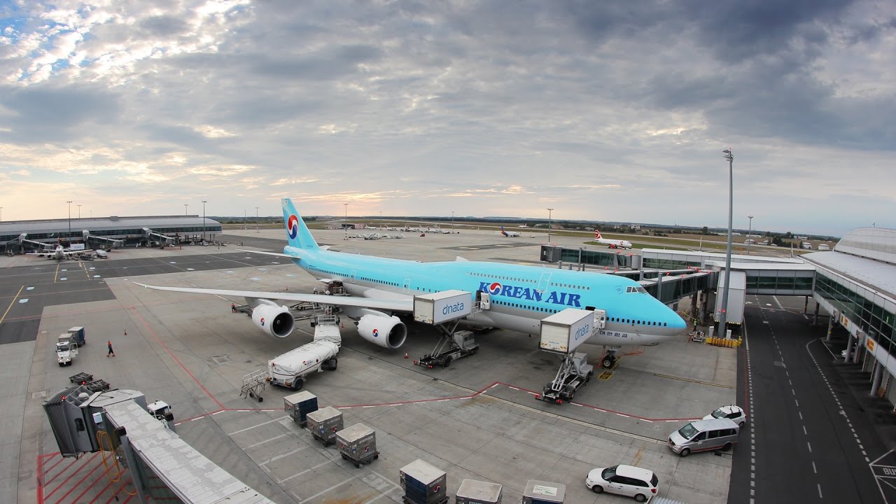 Timelapse: A380 a B747-8 v jedn&eacute; minutě