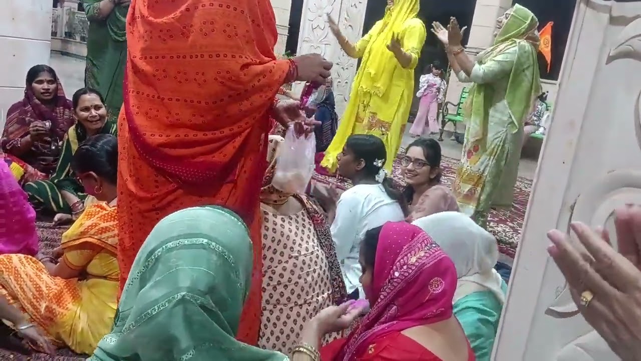 Aaj Biraj Mein Holi re Rasiya Aaj Biraj Mein Holi re Rasiya Holi hai