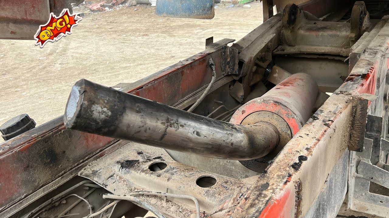 Hino Truck Hydraulic Jack Snapped in Half 😱 | Shocking Breakdown