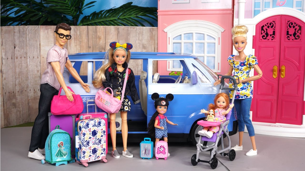 Familia Barbie & Ken Empacan sun Maletas y Viajan en Avion