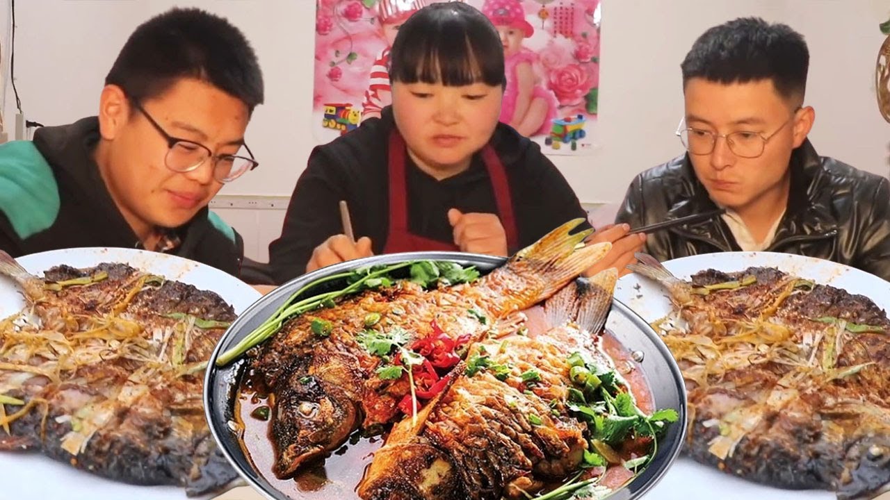 【陕北霞姐】霞姐教你秘制“木炭烤鱼”的家常做法，鱼肉香酥入味，味道真的绝了！