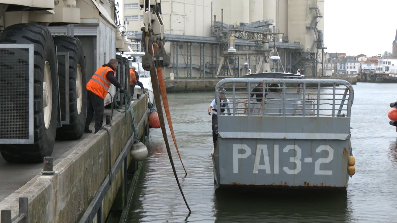 La restauration d'une réplique de barge du débarquement se prépare