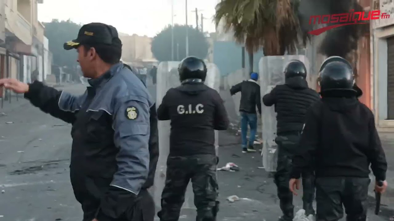 القصرين.. تجدّد المواجهات بين عدد من متساكني حي الزهور وقوات الأمن