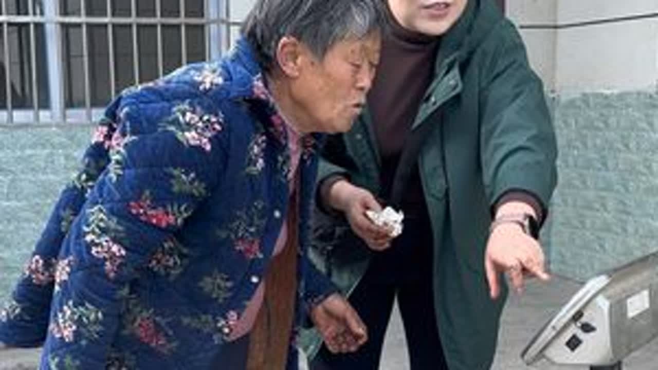 热情满满的阿姨记忆力超棒，在路上车中都能认出我来。阿姨家的腊肉那叫一个香啊，满满的都是家乡的味道#三农#土特产走出大山 #我的乡村生活#腊肉#神农架