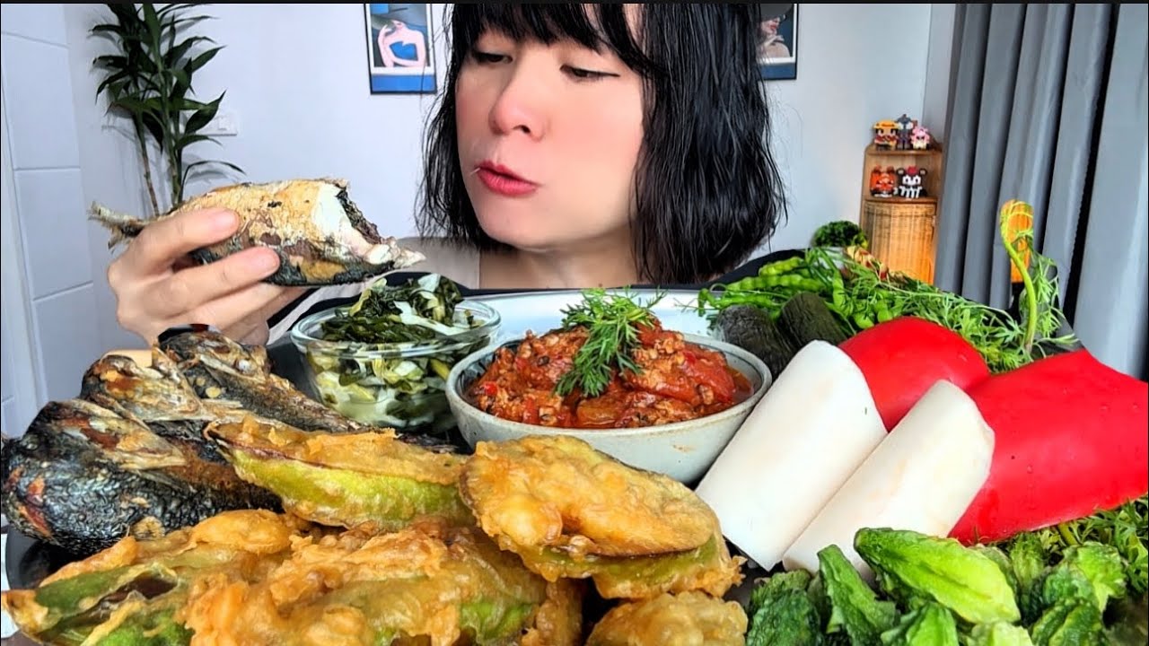 Thaifood ASMR น้ำพริกอ่องปลาทู มะเขือยาวทอดกรอบๆกินกับผัก Nam Prik Ong and Mackerel MUKBANG SHOW 