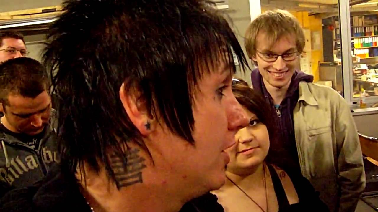 Papa Roach frontman Jacoby Shaddix with birthday greetings after the show in Austria, very funny!