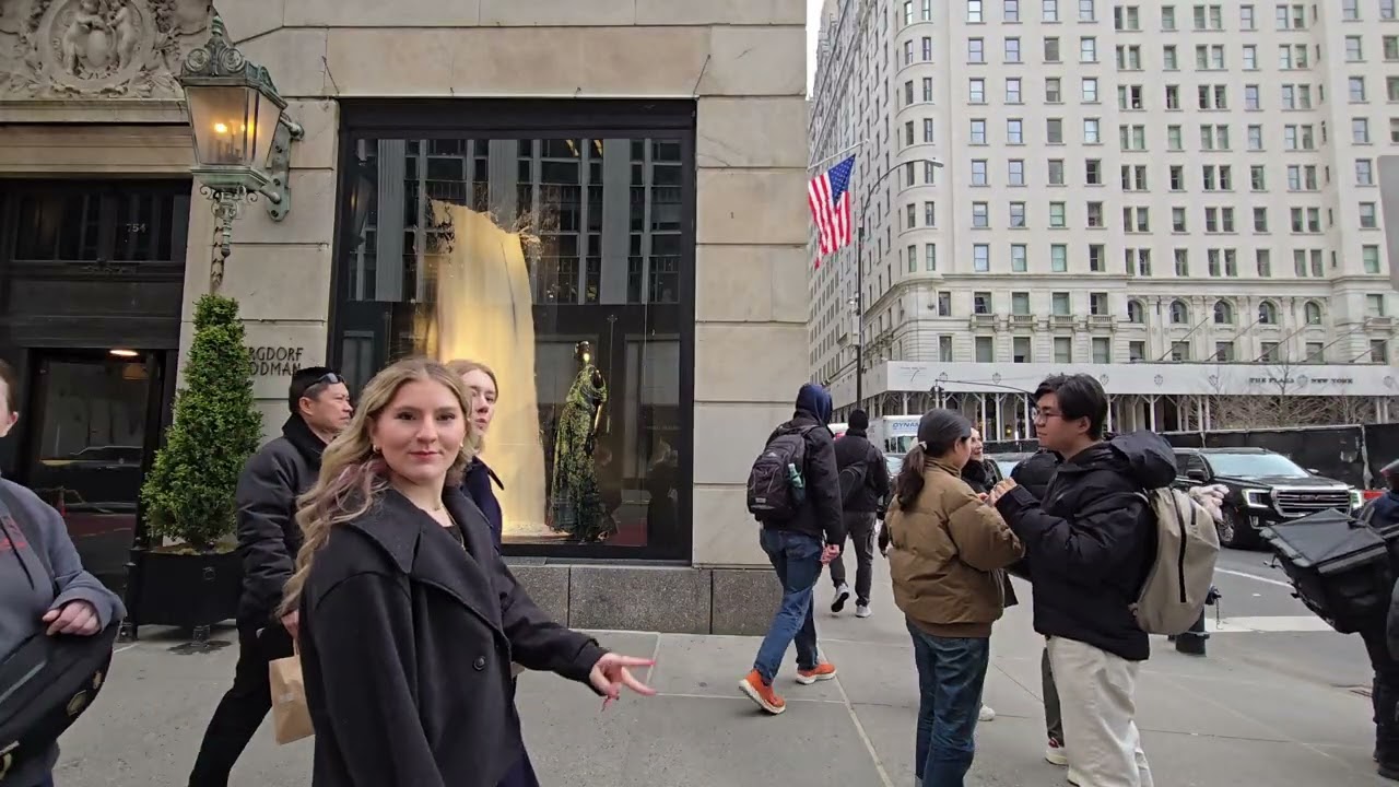 Manhattan, New York | 16:00 | Urban View 064 | Bergdorf Goodman Storefront Window | Fifth Avenue