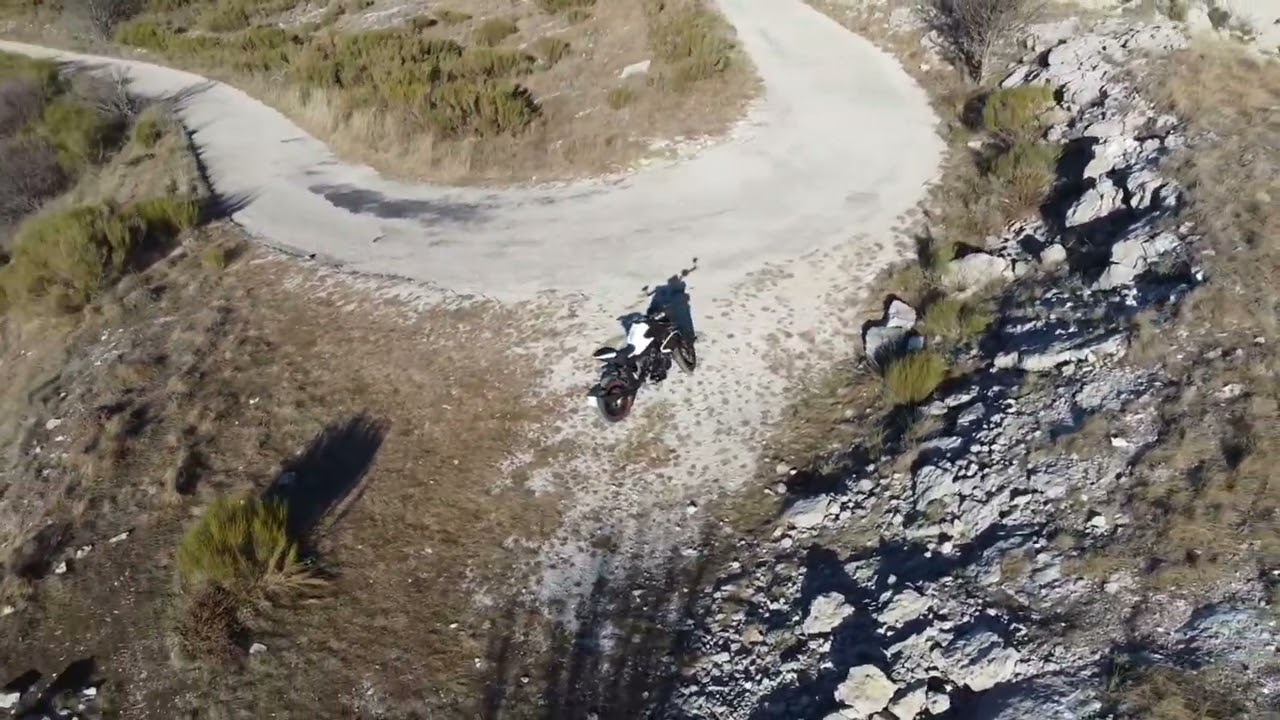 Cf moto 800 nk sur les sommets de la drome Provençale filmé avec le drone dji mini 4k 