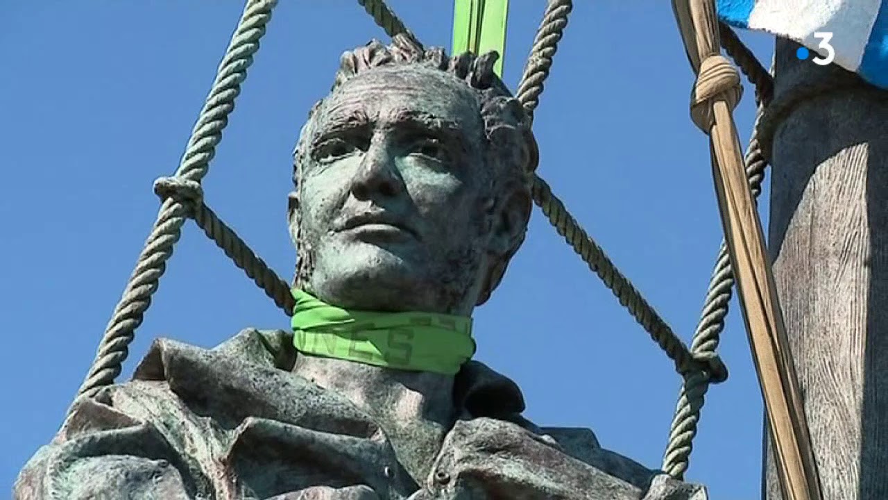 Calais : l'arriv&eacute;e de la statue du corsaire Tom Souville