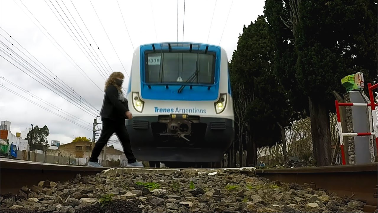 CUÁNDO te ATROPELLA un TREN! | Te pasa por encima!  Estacion de Banfield