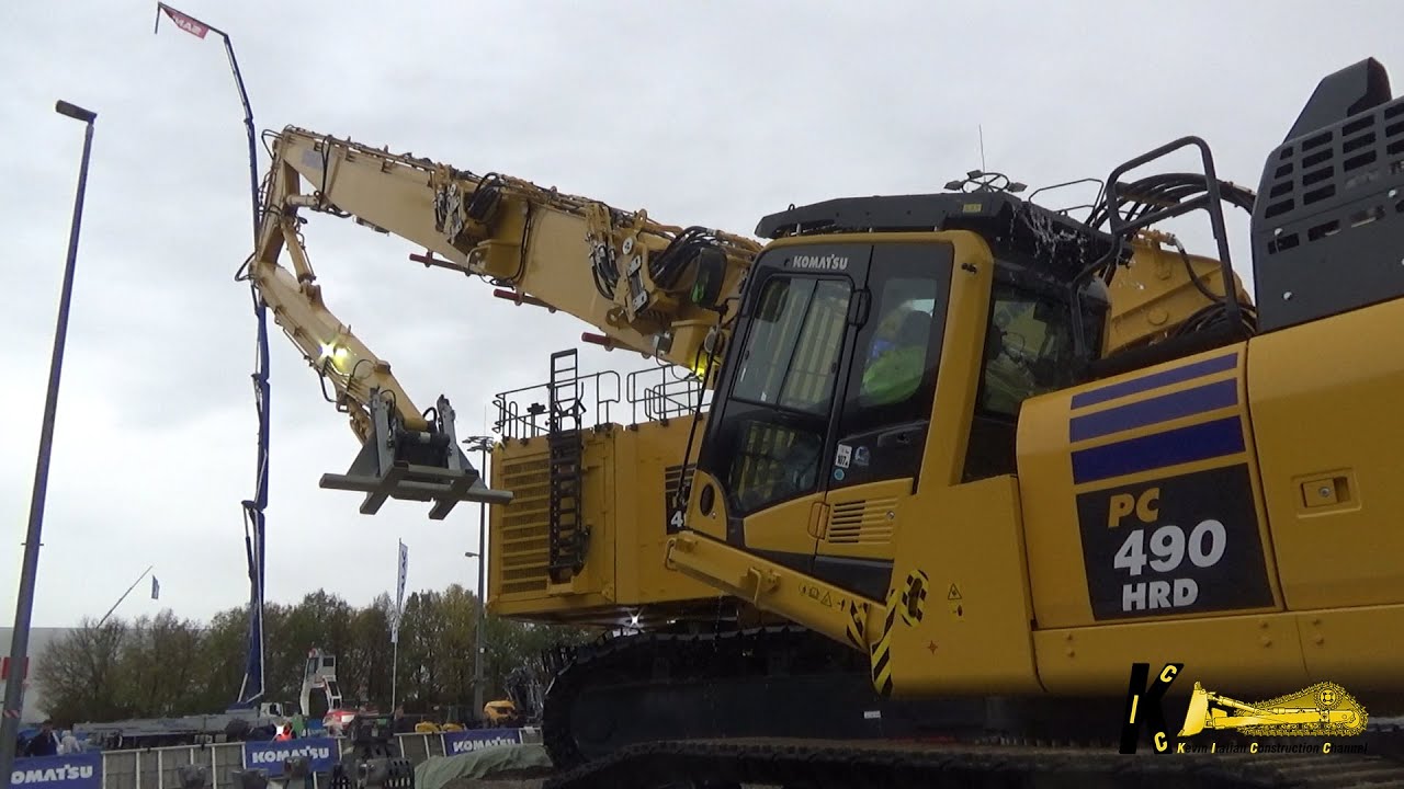 KOMATSU PC490 DEMOLITION EXCAVATOR Demonstration on BAUMA 2022 #komatsu #heavyequipment #excavator