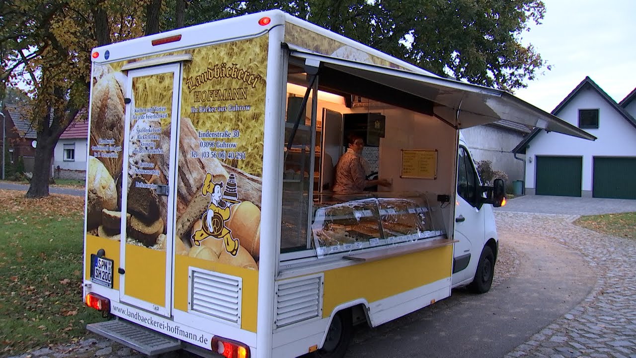 Auf der Straße mit dem Bäckerwagen der Landbäckerei Hoffmann