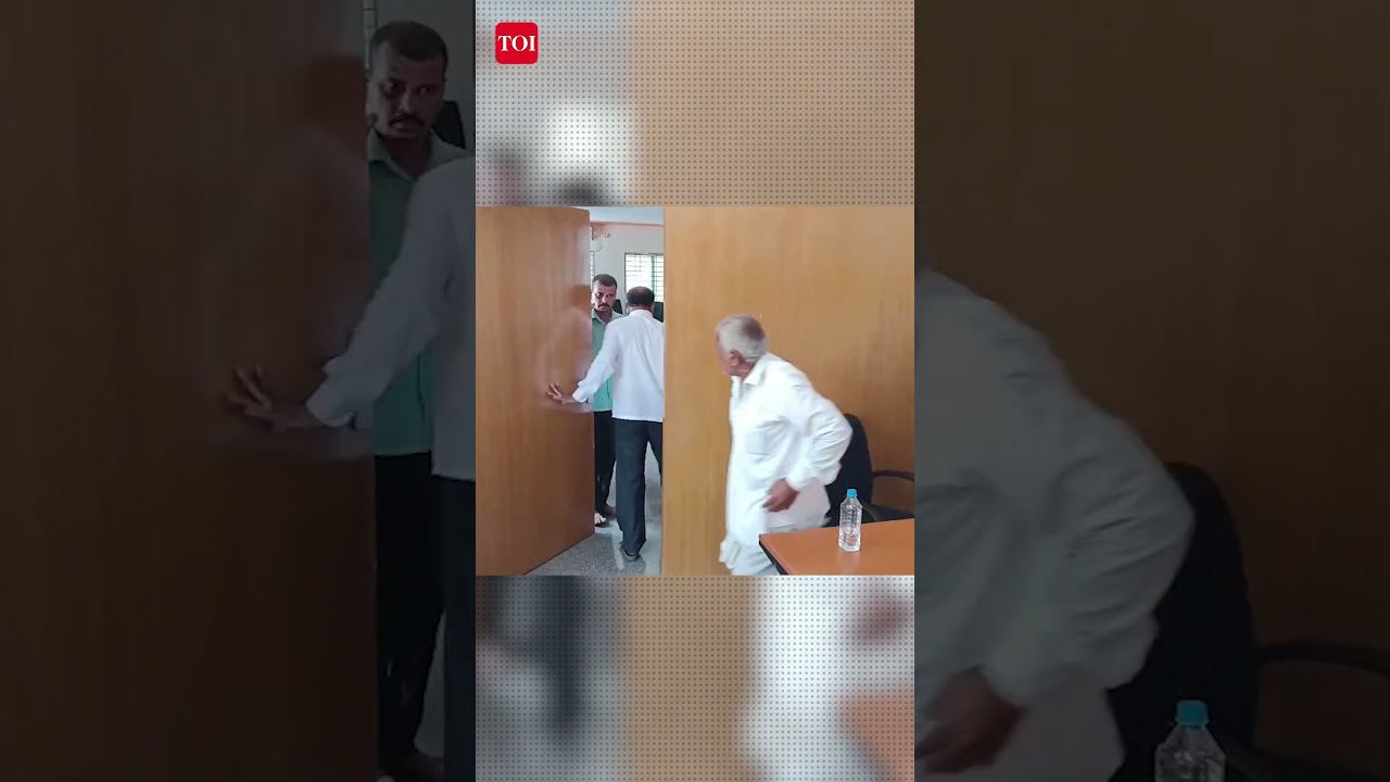Farmer Slaps BTDA Official With Slipper In Bagalkot Over Compensation Delay