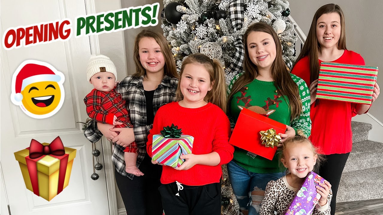 OPENING CHRISTMAS PRESENTS! SECRET SANTA GIFT SWAP 2021