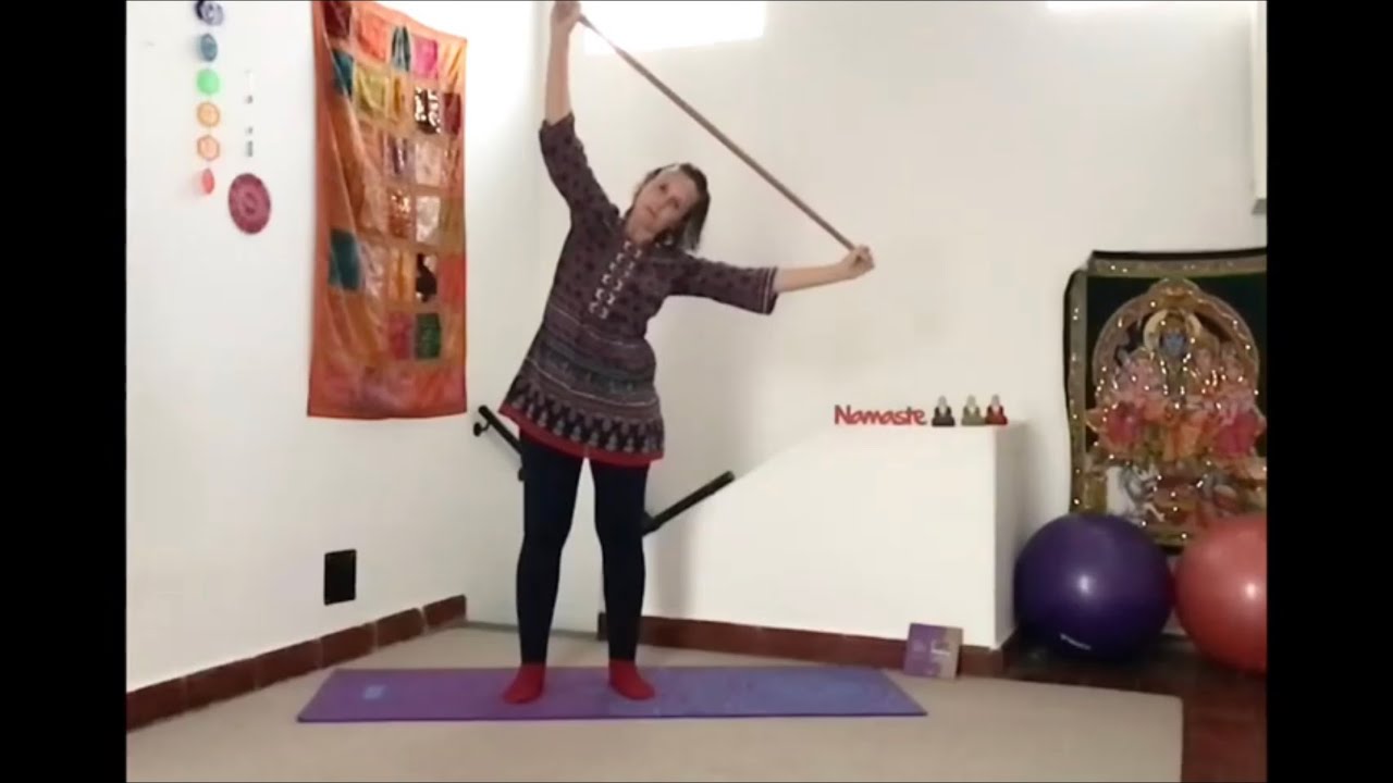 Clase de yoga con bastón o palo de escoba