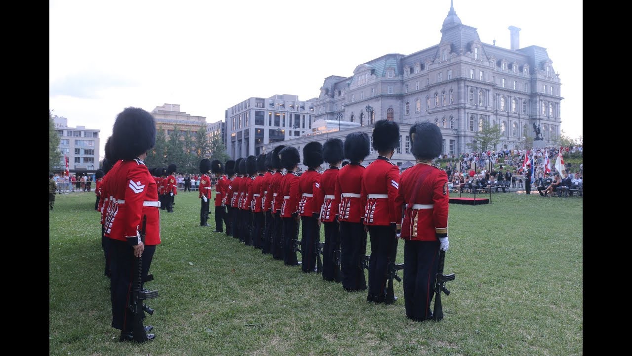 LE CANADIAN GRENADIER GUARDS DÉFILE À MONTRÉAL
