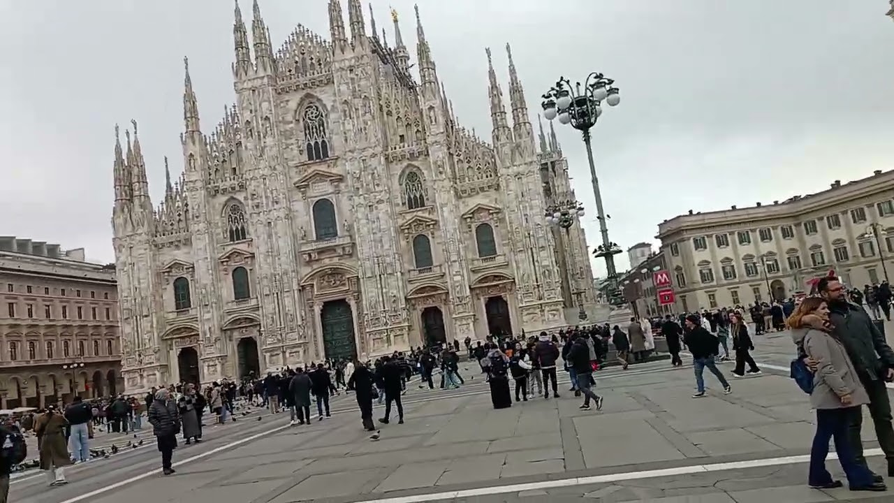 Aldo ritornato nella Casa di. Milano in centro e.... Rimango. 